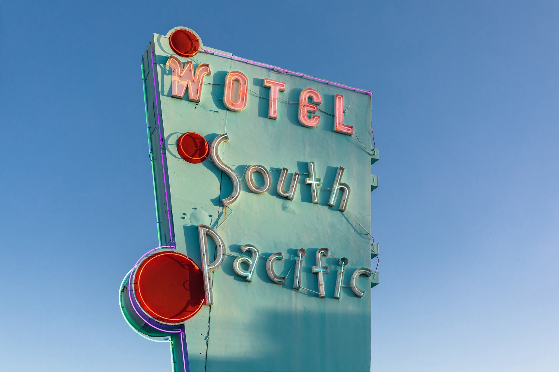 Wotel South Pacific signage